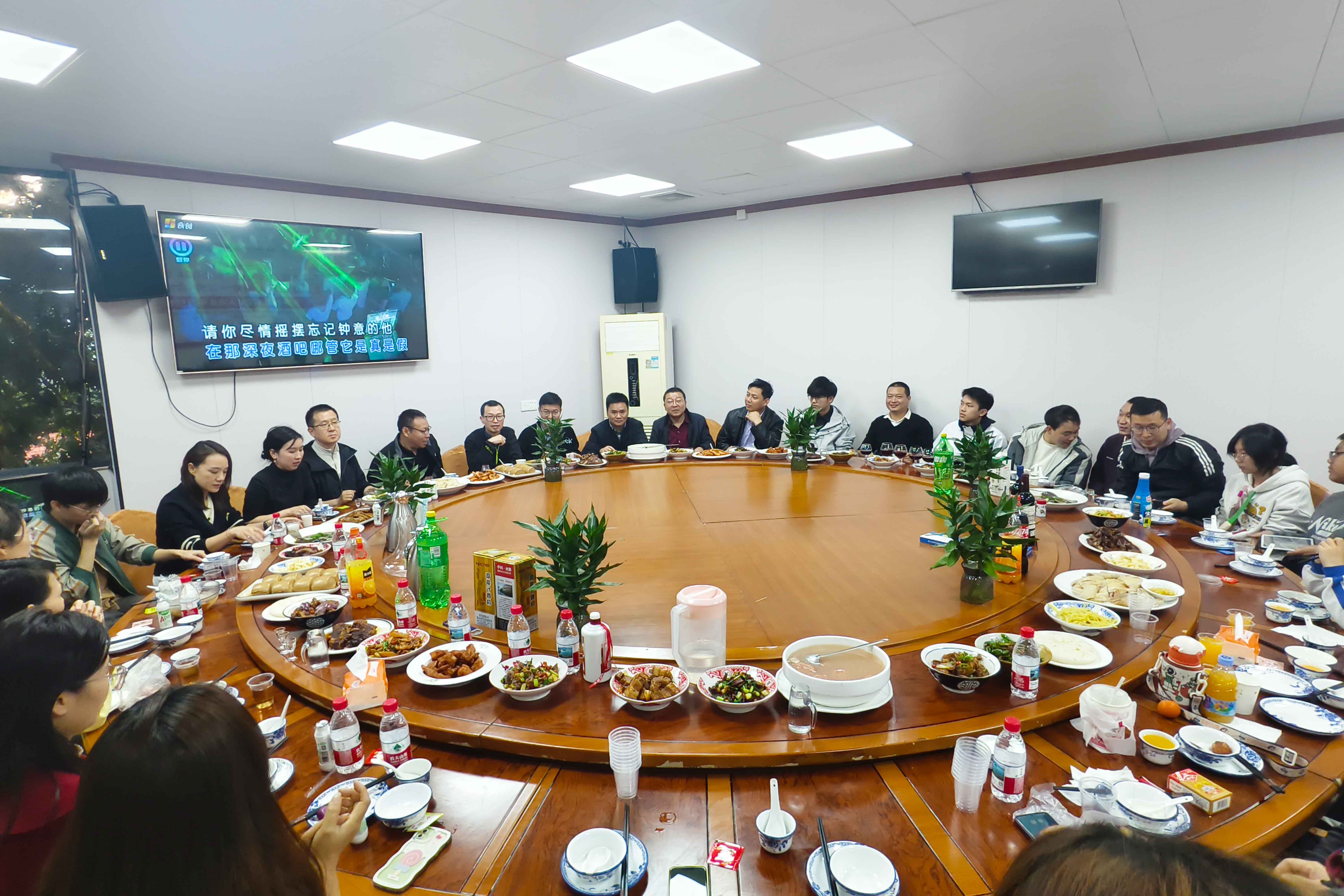 高能同行,聚力迎新|高能計算機2025年終聚會圓滿落幕(圖1) 高能同行,聚力迎新|高能計算機2025年終聚會圓滿落幕(圖1)